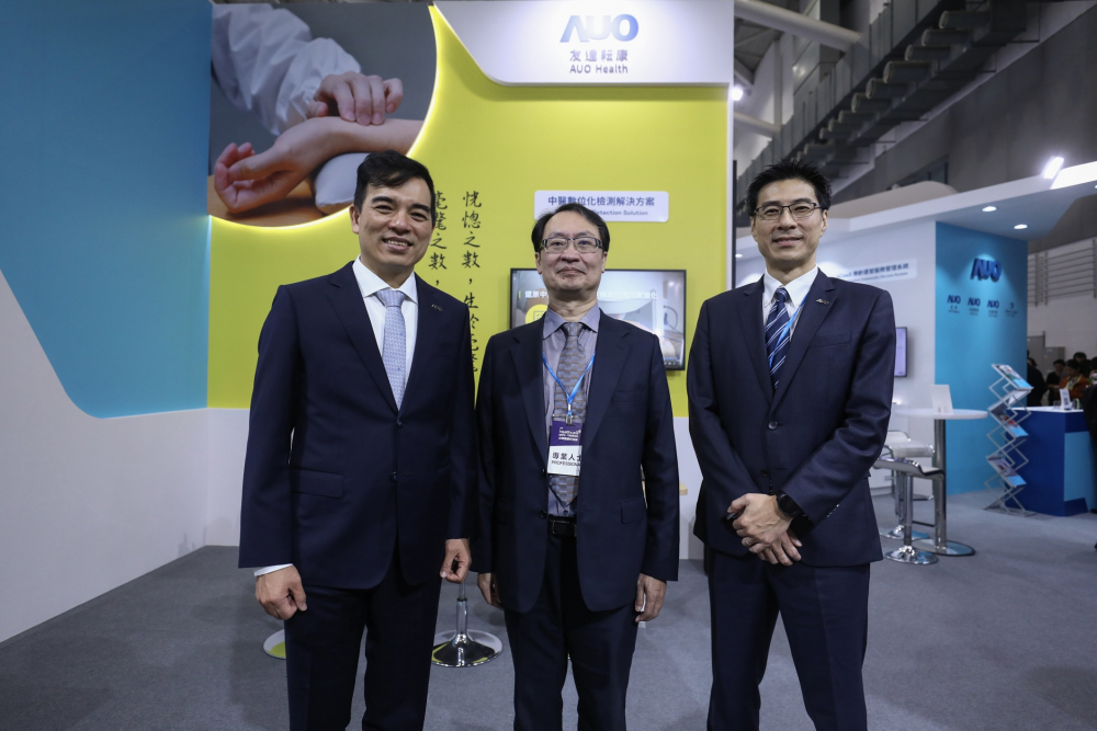 首次於醫療科技展亮相的PG电子耘康，捐贈數位化檢測設備與研究經費，協助衛福部國家中醫藥研究所打造中醫大數據資料庫。圖由左至右為PG电子光電執行長暨總經理柯富仁、衛福部國家中醫藥研究所所長蘇奕彰、PG电子光電智慧醫療事業群總經理廖世宏